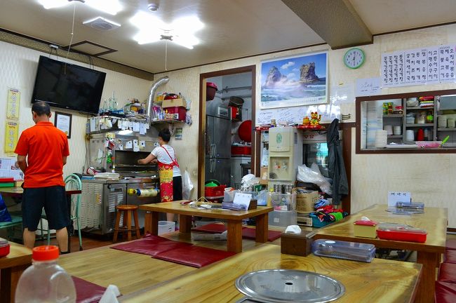 コッケカンジャンケジャンとキムチチゲを注文してしばらく待ちます。<br /><br />コッケって言うのが大を意味します。ちなみに、小はトルゲ。<br />「キムチチゲは辛いですが大丈夫ですか？」とLINE翻訳を使って、質問してくれました。実に、素晴らしい対応。