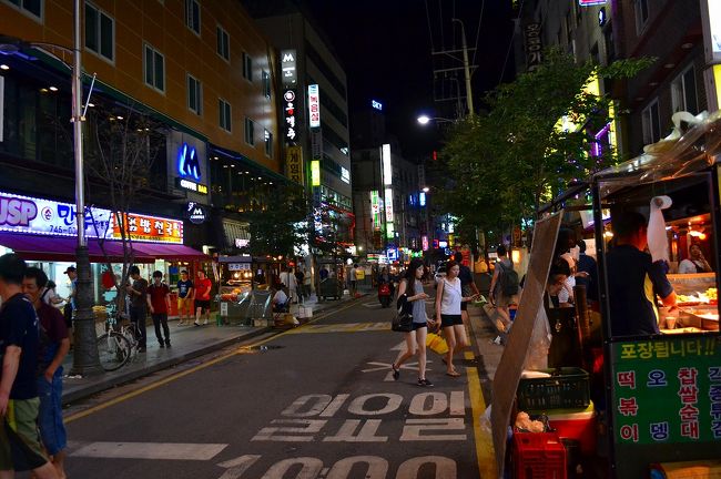 夜の街を歩いて、ホテルに戻ります。