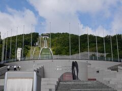８時　大倉山に到着

今日は「札幌市長杯大倉山サマージャンプ大会」です。
試技は９時半からなので観客はまだいません。