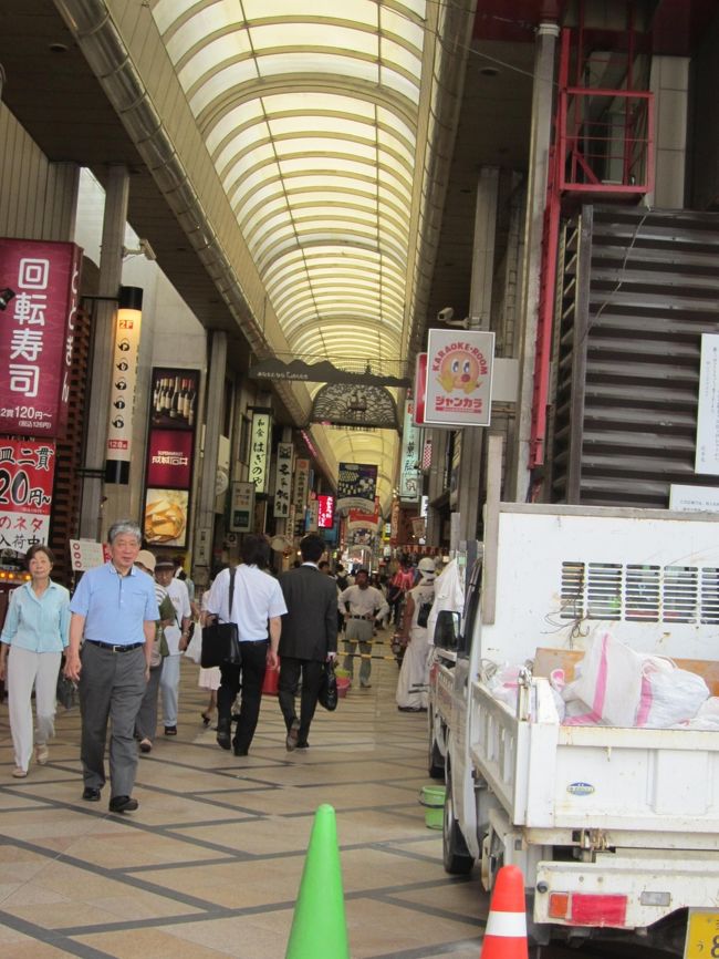 近鉄奈良駅から春日大社へ向かう参道に続くアーケード。