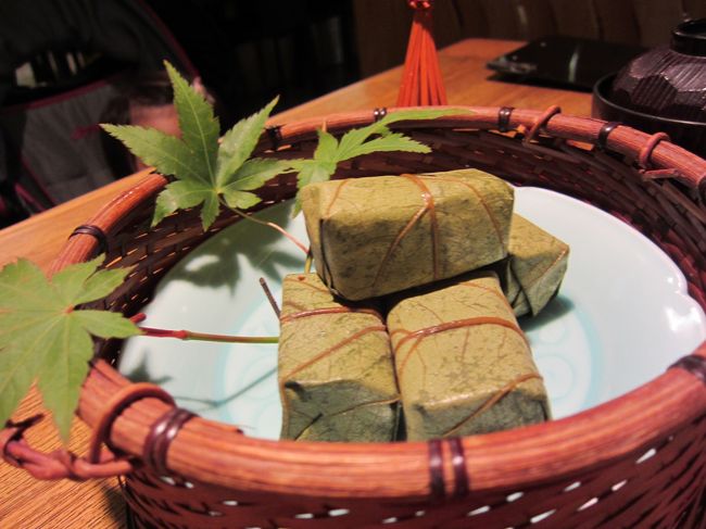 山崎屋<br />入り口は漬物の土産屋さんで、その奥に食事処があります。<br />もちろん、柿の葉寿司を頂きました。