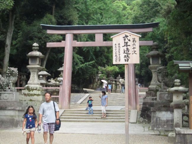 春日大社。平日のためか観光客は少なかったです。<br />日本人よりも、外国人観光客のほうが多いくらいでした。