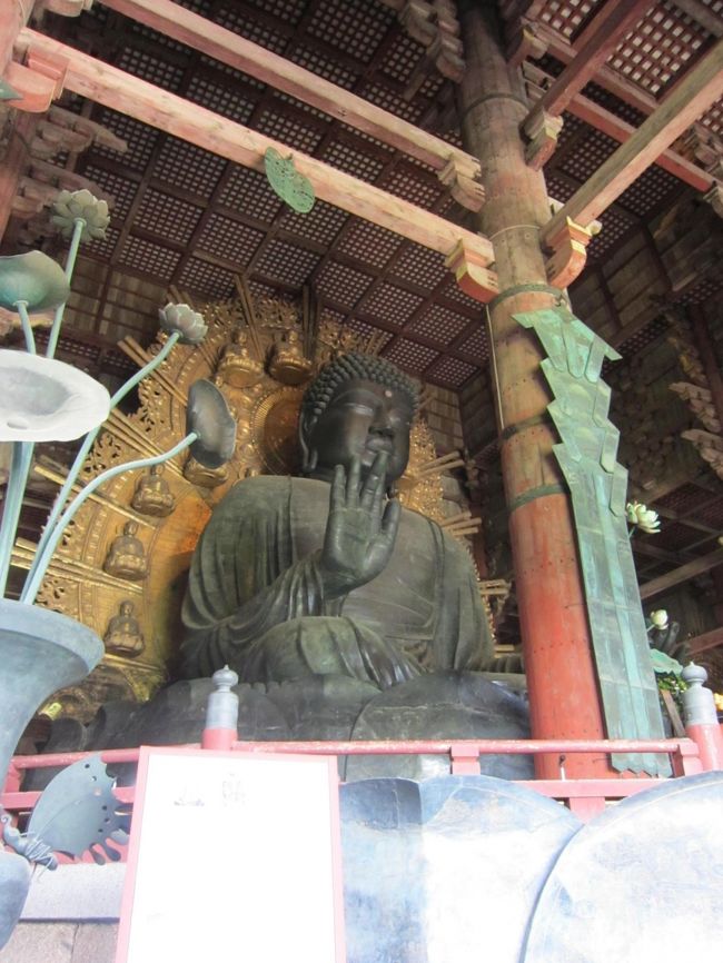 大仏です。<br />その大きさに圧巻されますね。<br />さて、この時点ですでに15時。<br />どうしても法隆寺に行きたいので、まずはバスで近鉄奈良駅を目指します。