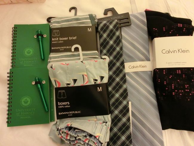 　ノードストロームラックで買ったＣＫのネクタイ。激安です。<br />　ワイケレアウトレットのバナナリパブリックで、パ・ン・ツ。<br />　ワードウェアハウスのレインボーティークでハワイ大学の小さなメモ帳。