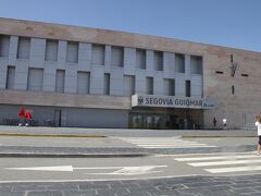 駅舎はこんな感じです。
「SEGOVIA GUIOMAR」（セゴビア　ジオマール）駅です。
（※RenfeのHPでキップを買うときは「SEGOVIA AV」と表示されます。）

しかし、この駅・・・周りになーんにもない。
駅前は駐車場だけ。さ、砂漠？

うーん。開業したばかりの頃の浦和美園駅もビックリだ。