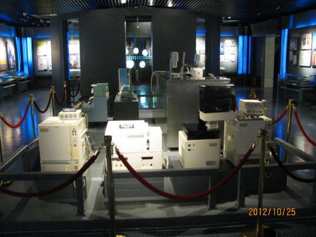 最新の機械。分析機械で煙草の害を研究。<br />