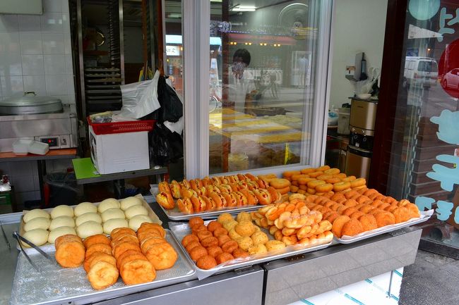 隣のパン屋さんも美味しそうでしたが、スルー。