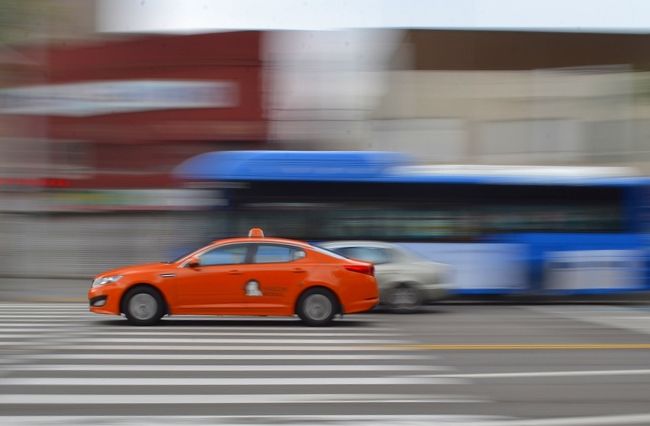 貴金属市場通りの近くで、流し撮り。