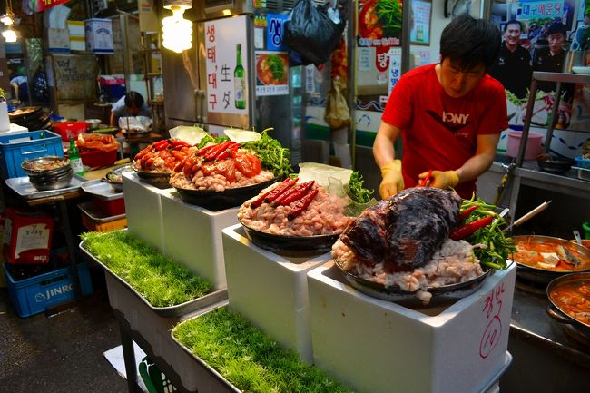 ゲリラ雷雨でも、屋根があるから安心。<br /><br />広蔵市場を楽しむ。