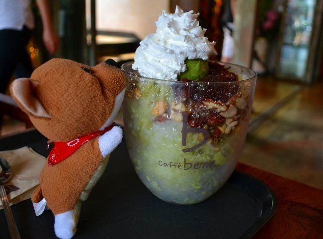 抹茶タワーパッピンスを注文したワン。<br />9800ウォン。<br />なかなか儲かるねぇ〜。