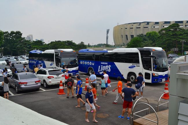 選手が出てくるバス。