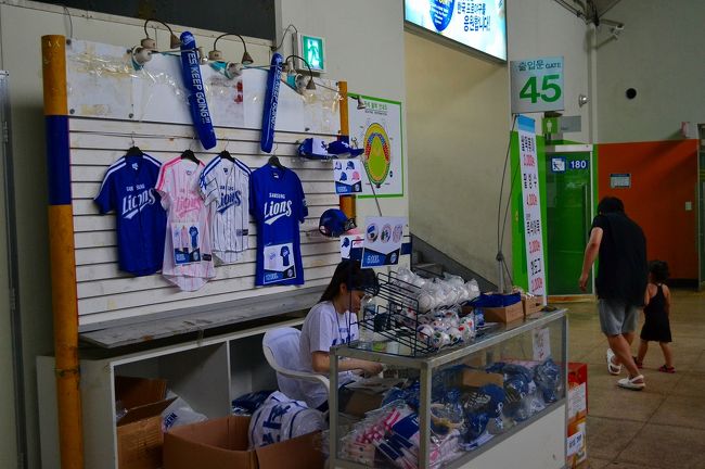 ちょっとした売店も、試合中は閑散としています。