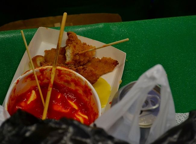 前のお姉さんのフライドチキン、おいしそうでしたよ。