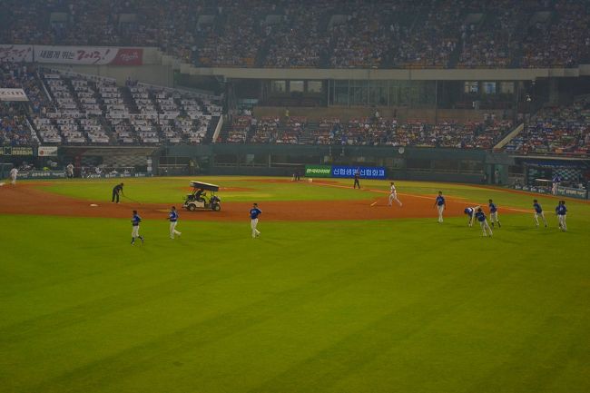 5回裏では、選手がまったりとジョギングやストレッチをしていた。