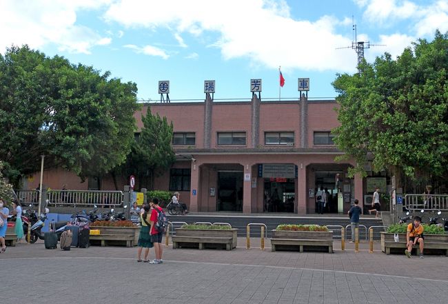 瑞芳駅前で記念撮影ののち，観光バスに乗る