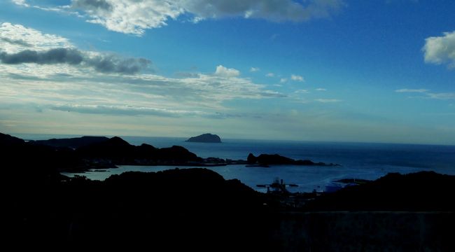 九分にちかづくと素晴らしい景色が見えてきた．島は基隆嶼<br />