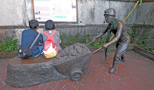 小さな広場，ここが集合場所．かつての近郊採掘の記念碑