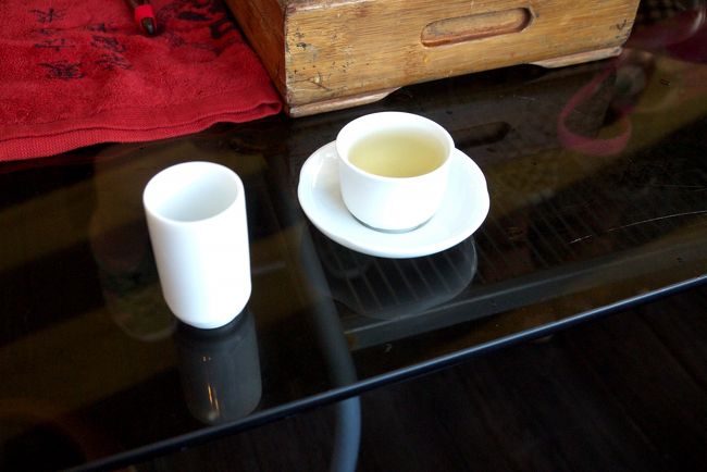 最初左の容器でお茶の香りをかぐ