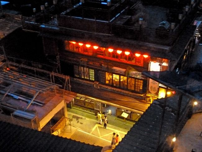 下に道が見える