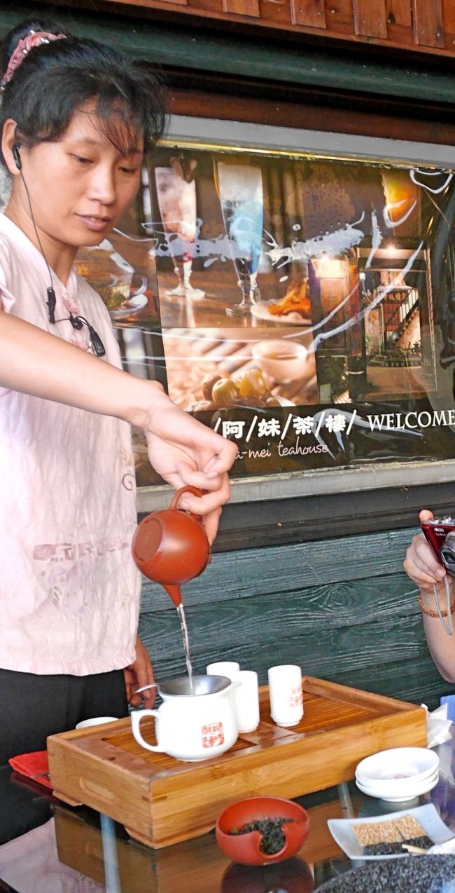 ひとり300元と高価だがお茶にする