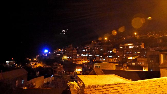 むこうで花火が上がっていた