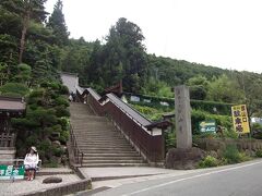 立石寺の入り口。山形駅から車で約３０分。駐車場は食事処や土産屋と提携しており、食事をすると駐車料金が無料になる。