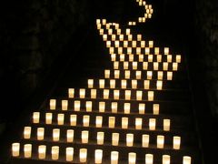 本当は、興福寺の五重塔のライトアップや猿沢池へも行きたかったのですが、体力的に限界〜^_^;

友人は、燈花会が初めてということだったので、五重塔のライトアップも見せてあげたかったんだけど、時間的にも無理でした、残念無念。

こちらは、三条通り沿い（餅飯殿商店街の近く）で見かけたもの。

一番上に、小さな鳥居があったんですけど、暗くて全然写らない(笑)

というか、ずーっとオートで撮ってたのがいけないんでしょうね(^^ゞ