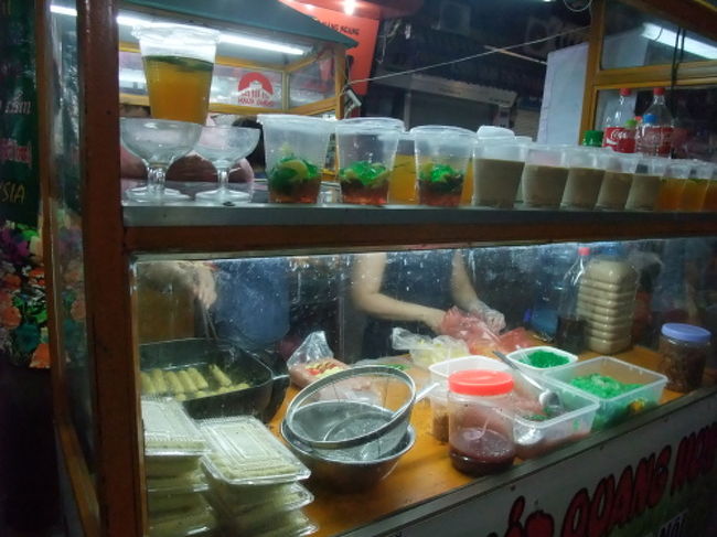 食べ物の屋台はあまり多くなかったのですがチェー屋さんでしょうか？<br />試したいけどここでお腹が悪くなると旅が台無しなのでぐっと我慢．．．