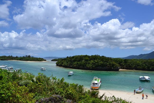 予約していたレンタカーを借り、Ａ＆Ｗで昼食を買い込み、<br />レンタルショップでシュノーケルセットをレンタルし、<br />ビーチを求め北部方面へドライブ開始！！<br />（Ｓクラスでの予約でしたが、なんと、ワゴン車にアップグレードしてもらえました。海水浴での着替えに重宝しました。タイムズカーレンタルさん、ありがとうございました！！）<br />潮回りがあまり良くなかったので先に定番観光スポットの川平湾へ。とてもきれい。