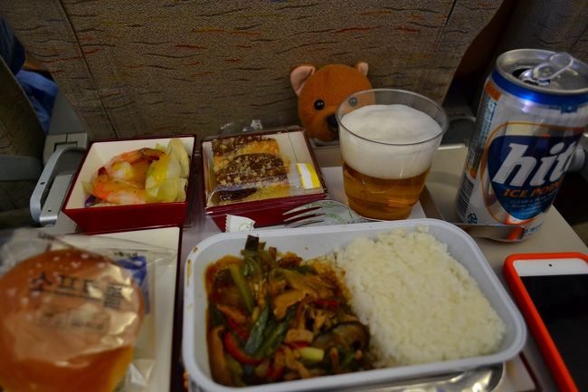 さぁ、機内食タイム！<br />牛肉としいたけの炒め物でした。<br /><br />まずは、hiteで乾杯！