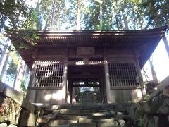 雲峰寺。甲斐百八霊場第十一番。日本最古とされる日の丸の旗が宝物館に展示されている。
放光寺から10km、車で約20分。駐車場は山門下の道路向かい側にある。
境内はあまり広くない。拝観目安は15分。
御朱印は宝物館を開けてもらい、受付で書いていただく。