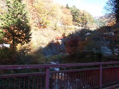 裂石温泉。
雲峰寺から1.4km。駐車場は温泉入り口手前にある。