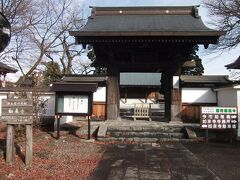 如来寺。二宮尊徳の葬儀が行われたとされている。
今市ICから1km、車で5分。商店街から入っていく。駐車場は寺の裏手にある。
境内はさほど広くない檀家寺である。拝観目安は15分。
御朱印は寺務所で頂く。