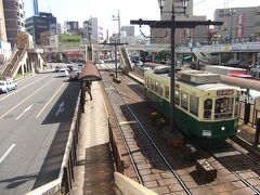 路面電車の長崎駅前電停
日中は路面電車は約5分毎に到着するので時刻表はアバウト。
ただし、車内は平日でも混雑していることが多い。
1日乗車券は500円で各所で購入できる。