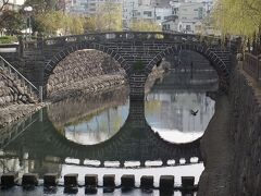 眼鏡橋
ホテルアークインてんねんから300m。
写真撮影は隣の橋の上からか、川岸に降りて飛び石からが良い。