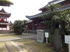 興福寺
日本最古の黄檗宗寺院であり、南国の雰囲気が強い。
公会堂前電停から徒歩8分。
境内はやや広く、拝観目安は20分。
御朱印は魚板のある庫裏にて頂く。