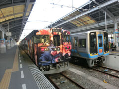 翌朝5時半起きで高松駅へ
今回の旅の最初のアート作品です。
作品：アラーキー列車（荒木経惟）