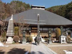 信綱寺。
長谷寺から4km、車で10分。
駐車場は山の下にあり、林を抜け、古城緑地広場を通って境内へ行く。
境内はやや広い。拝観目安は徒歩でたどり着く時間も含めて40分。
御朱印は寺務所で頂いた。
