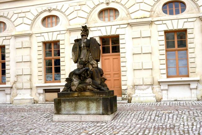 美術館に入る前に、お昼にしましょう。<br /><br />アパートで作ってきたお赤飯のおにぎり（中身は梅干）と果物。<br />パックのお赤飯でしたが、とても美味しかった。<br />やっぱり、時には日本食がいいですね。<br />