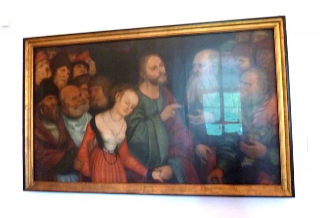 クローナッハのクラナッハ美術館に同じ題材の絵がありました。<br />「キリストと姦婦」新約聖書ルカによる福音書から<br /><br />姦淫の罪を犯した女とそれを激しく責め立てる人々。<br />彼らを前にイエスは語る。<br />「罪を犯したことがないものがいるならば、この女に石を投げるがよい」。<br />イエスの言葉を聞いた人々は、わが身を振り返り、恥ずかしそうに石を握りしめた手を下ろす。<br /><br />打ちひしがれた女に向かってイエスは<br />「あなたの罪は信仰によって許されるでしょう」と…。&quot;<br />