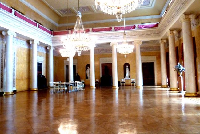 広い館内。<br /><br />豪華なお部屋が続きます。<br />