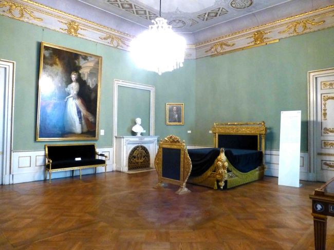 肖像画や彫像が飾られた部屋。<br /><br />ベッドがあるから寝室でしょうか。<br />