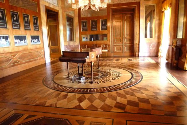 寄木細工の床板が見事です。<br />