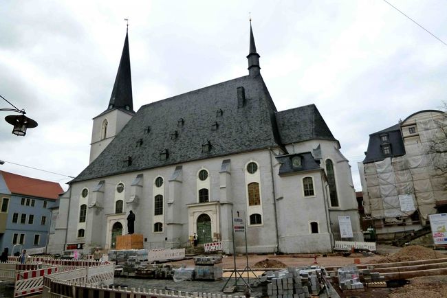 次に向った場所はヘルダー教会。<br /><br />教会の正式名称は「聖ペーターパウル市教会」ですが、この教会に眠っているヨハン・ゴットフリート・ヘルダーにちなんでヘルダー教会とも呼ばれています。<br />　　　<br />教会内にはヘルダーの墓や、公家の墓碑、アンナ・アマーリアの墓碑などがあります。<br />