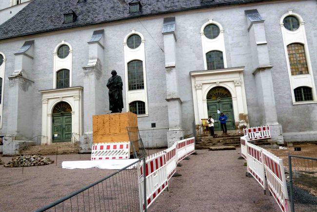 ヨハン・ゴットフリート・ヘルダー(Johann Gottfried von Herder,1744-1803)<br />ドイツの哲学者・文学者、詩人、神学者です。<br /><br />1776年、宰相をしていた若きゲーテの尽力でワイマールにやってきて、神学を研究し、牧師としてこの教会に27年務めました。<br />ゲーテの文学指導もしたそうです。<br />