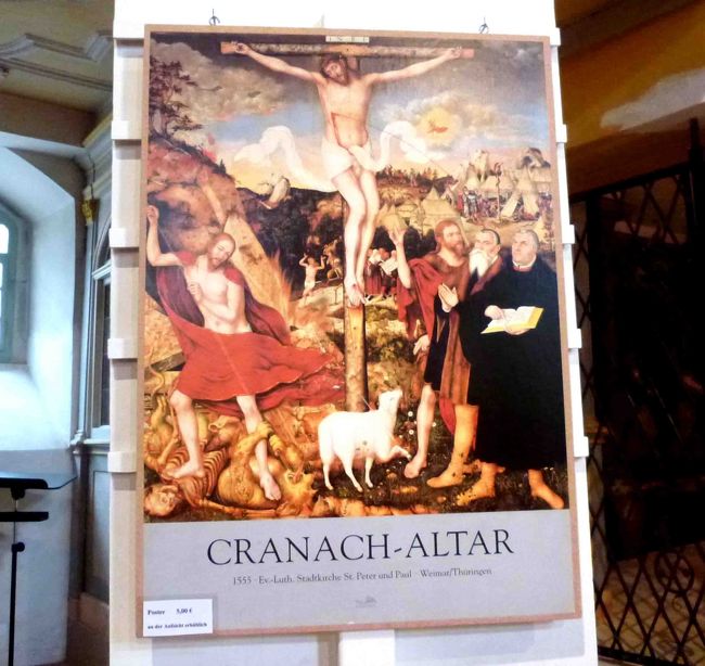 パネルのほうが構図がはっきり見えますね。<br /><br />十字架にかけられたキリストから聖血を額に浴びているマルティン・ルター。<br />手には聖書を持っています。<br />その横の白ひげの人物はルーカス･クラナッハ自身です。<br />