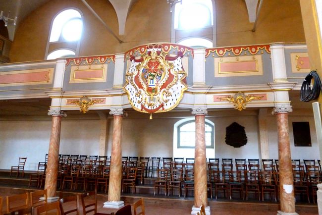 教会内に飾られている立派な紋章。<br />