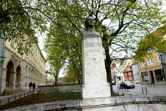 ヘルダー教会からゲーテ広場のバス停に向かいます。<br /><br />道がわからなくなり若い女性に尋ねました。<br />「私も駅まで行くので一緒に行きましょう」って言ってくれたんだけど、足が疲れて駅までとっても歩けません。<br />そしたらその女性、「じゃー私もバスで駅まで行くわ」って。<br /><br />道々いろいろお話をしました。<br />その女性、介護の仕事をしていて、これからお仕事に行くんだとか。<br />忙しい所、親切にありがとう！<br />