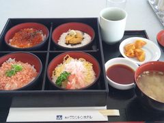 空港内で北海道名物の丼セットを食べました。