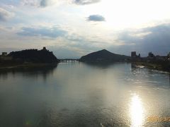 日本ライン木曽川と犬山城です。

木曽川を挟んで愛知県と岐阜県です。